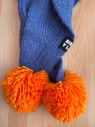 Bufanda Bimba y Lola azul con pompones naranja