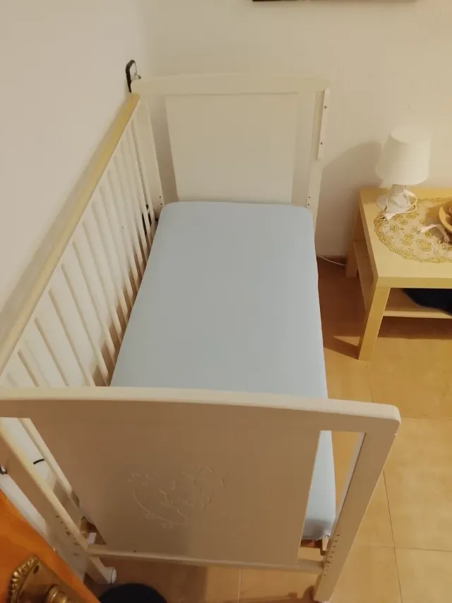 Cuna de madera blanca con colchón