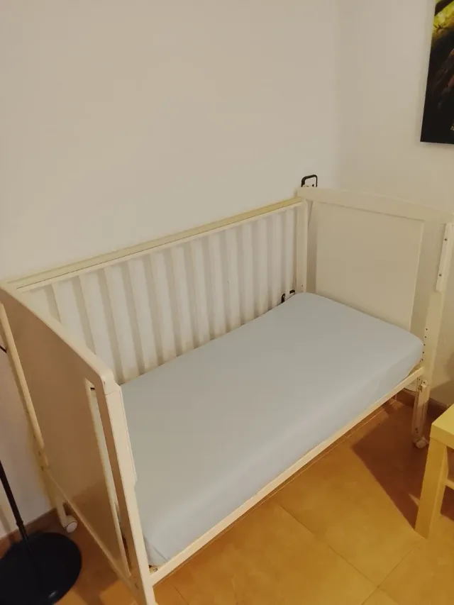 Cuna de madera blanca con colchón