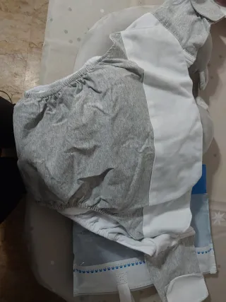 Sobre pañal y almohada de viaje