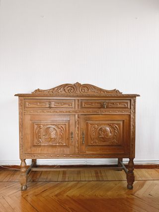 Taquillón antiguo madera maciza tallada