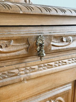 Taquillón antiguo madera maciza tallada