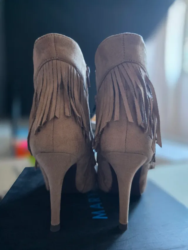 Botines MARYPAZ ante taupe flecos tacón