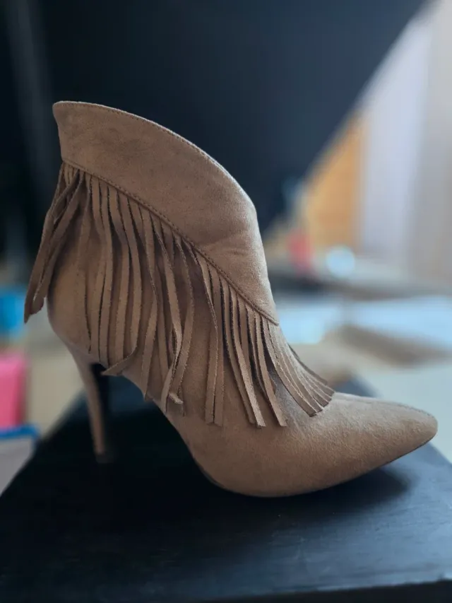 Botines MARYPAZ ante taupe flecos tacón