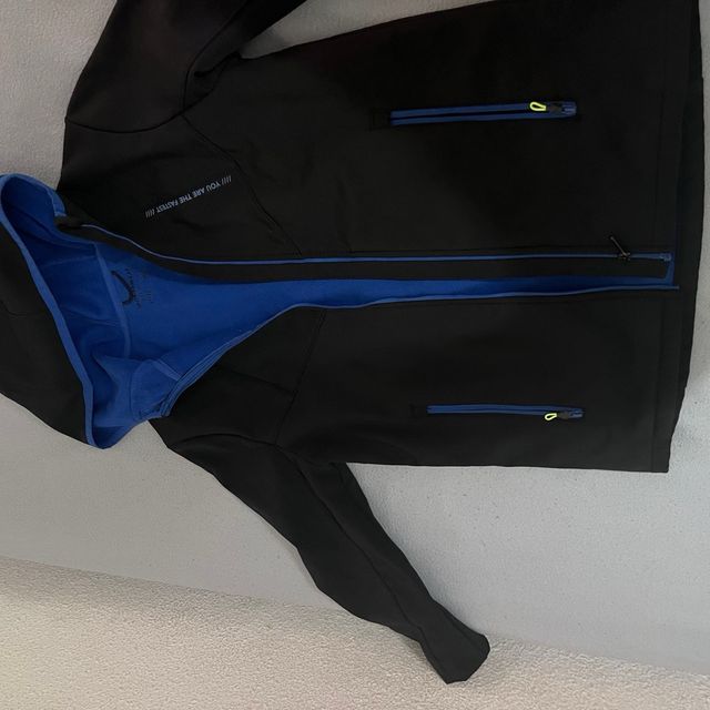 Giubbotto Nero con Cappuccio