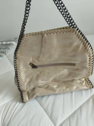 Bolso dorado con cadena