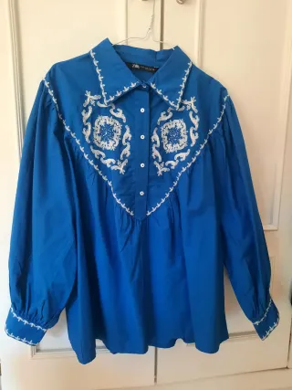 Camisa Zara bordada azul