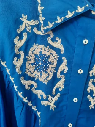 Camisa Zara bordada azul