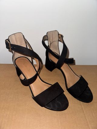 Sandali neri tacco largo con lacci intrecciati