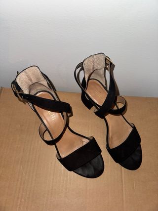 Sandali neri tacco largo con lacci intrecciati