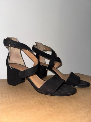 Sandali neri tacco largo con lacci intrecciati