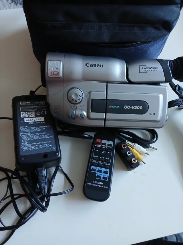Videocámara Canon UC-V300 con accesorios