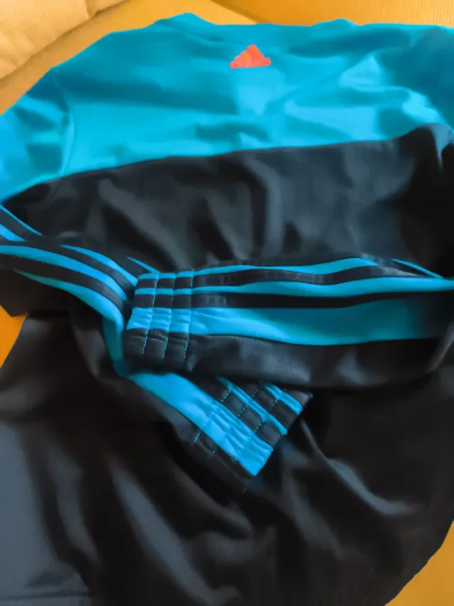 Sudadera Adidas azul y naranja, talla para 8-10