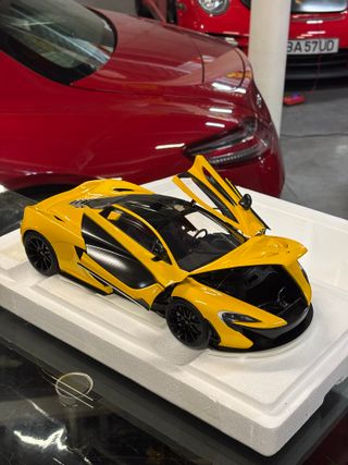 McLaren P1 AUTOart 1:12 Amarelo Vulcão