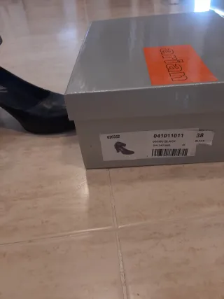 Zapatos de pulsera negros de mujer. Con tacon.