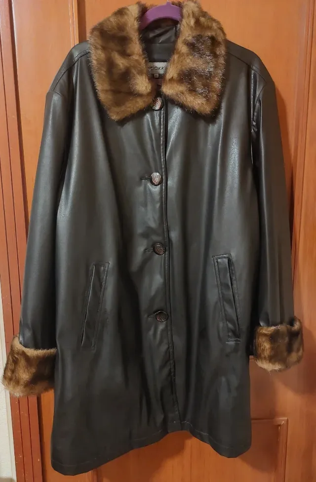 Giaccone donna nero in finta pelle con pelliccia