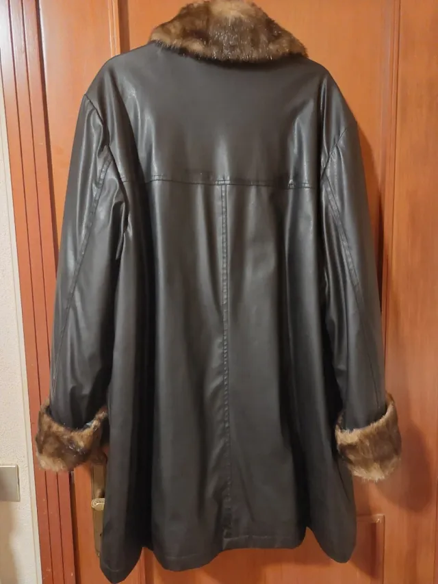 Giaccone donna nero in finta pelle con pelliccia