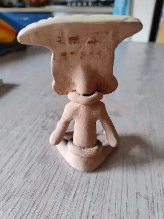 Statuetta seduta in terracotta