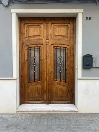 Puerta de madera mobila restaurada