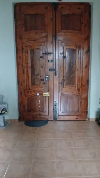 Puerta de madera mobila restaurada