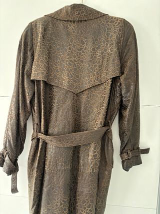 Gabardina de piel tallada con cinturón