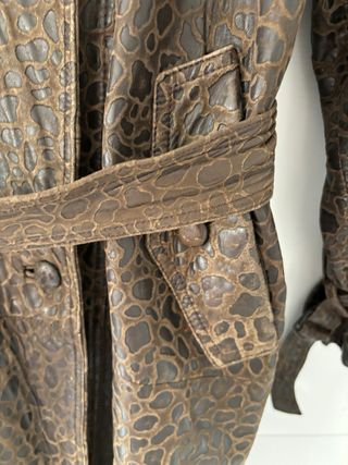 Gabardina de piel tallada con cinturón