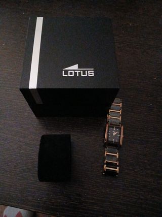 Elegante y moderno Reloj Lotus Mujer Negro-Dorado