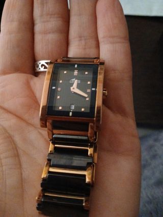 Elegante y moderno Reloj Lotus Mujer Negro-Dorado