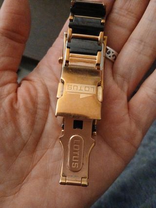 Elegante y moderno Reloj Lotus Mujer Negro-Dorado