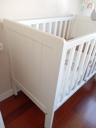 Habitación bebé: Cuna, cómoda y repisa