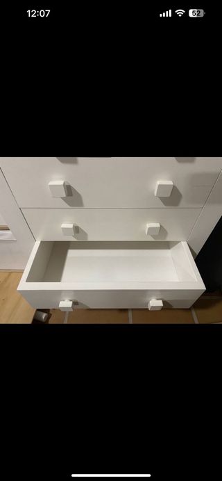 Habitación bebé: Cuna, cómoda y repisa