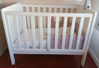 Habitación bebé: Cuna, cómoda y repisa