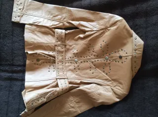 Cazadora de piel Blanco con tachuelas.