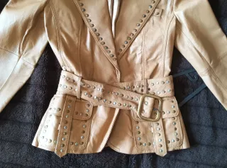 Cazadora de piel Blanco con tachuelas.