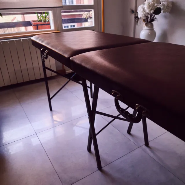 Camilla masajes color marron berengena