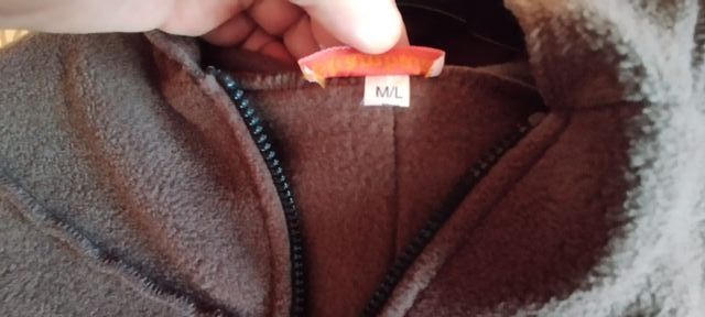 Chaqueta polar con capucha asimétrica