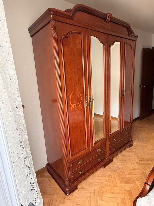 Armario de madera con espejos
