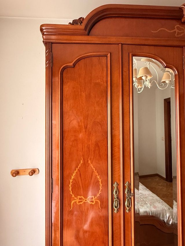 Armario de madera con espejos