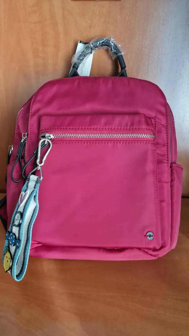 Mochila Roja con Llavero Divertido