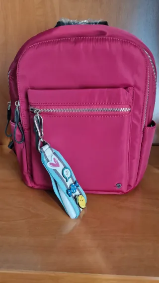 Mochila Roja con Llavero Divertido