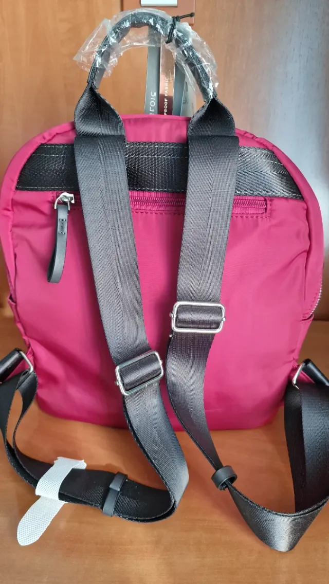 Mochila Roja con Llavero Divertido