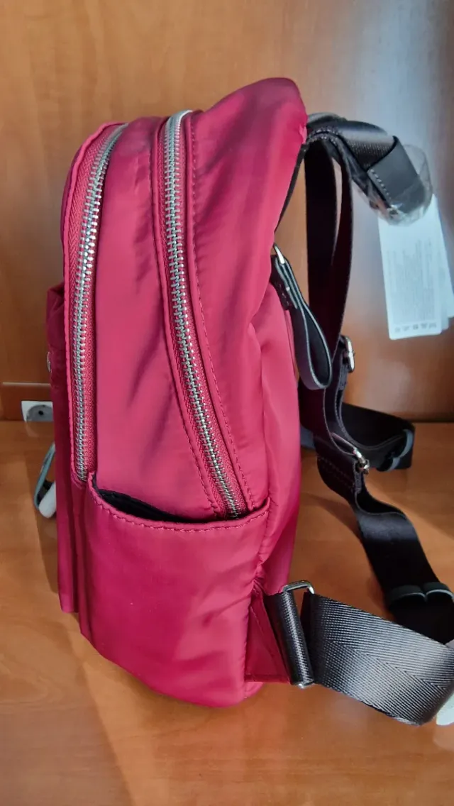 Mochila Roja con Llavero Divertido