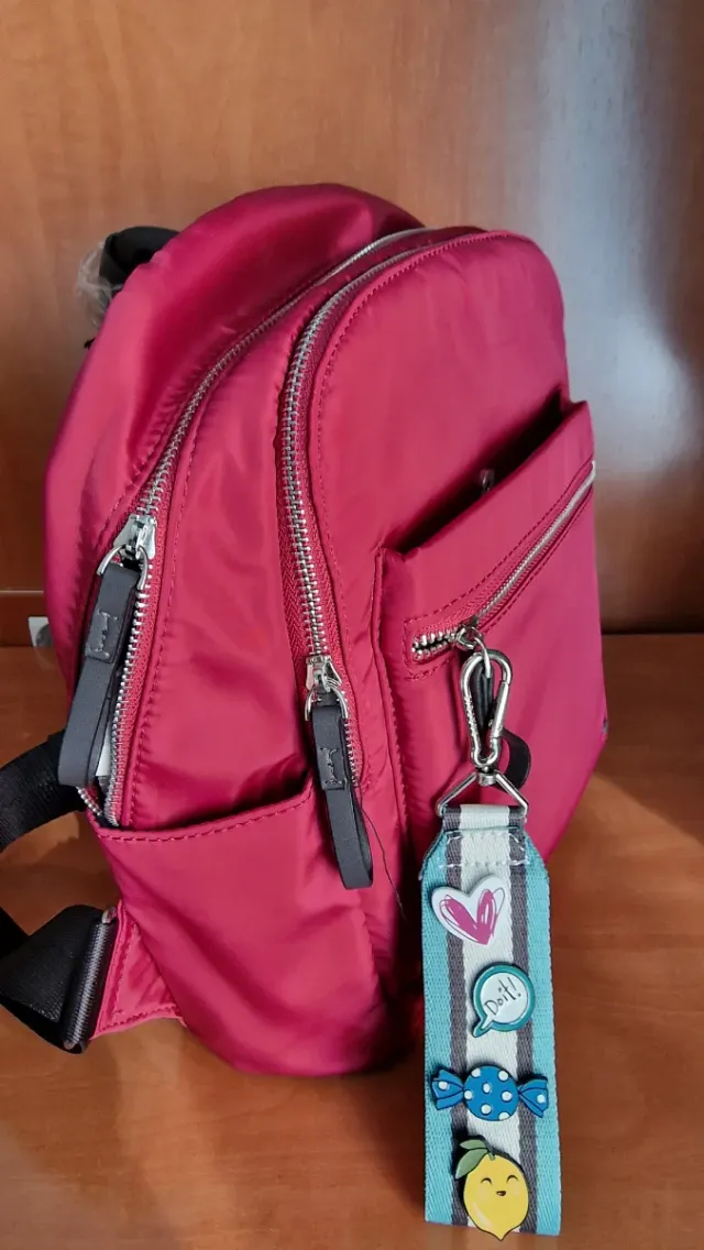 Mochila Roja con Llavero Divertido