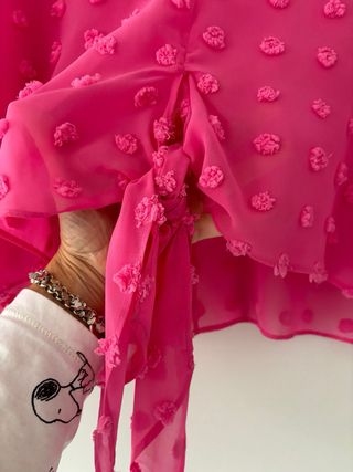 Blusa rosa con flores y lazada