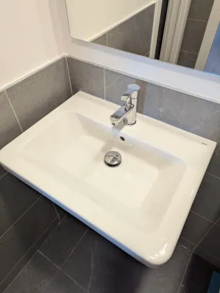 Lavabo de cerámica con grifo
