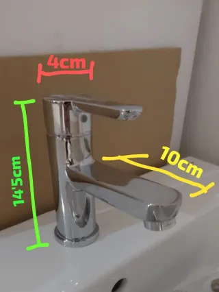 Lavabo de cerámica con grifo