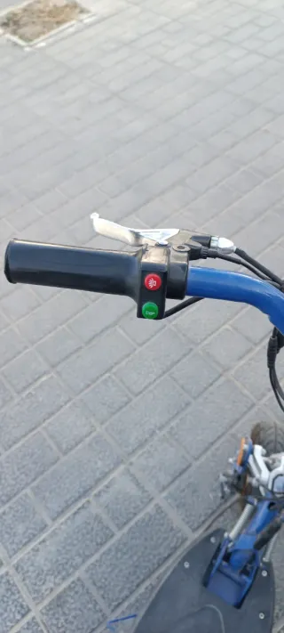 Patinete Eléctrico Azul con Asiento