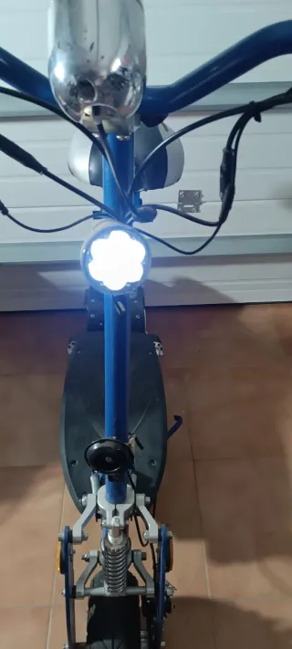 Patinete Eléctrico Azul con Asiento