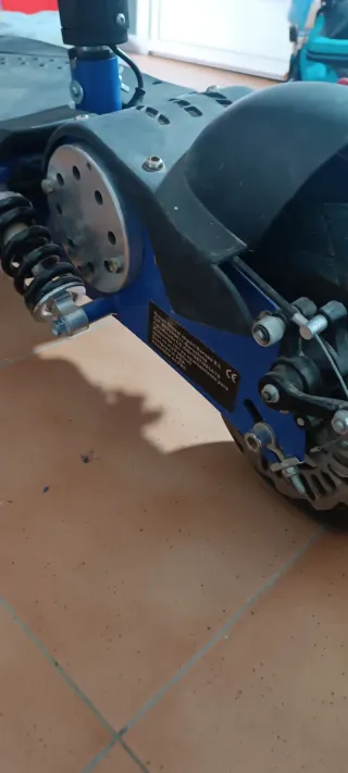 Patinete Eléctrico Azul con Asiento