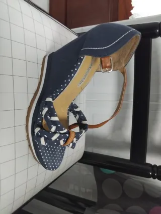Sandalias de cuña azul y blanco